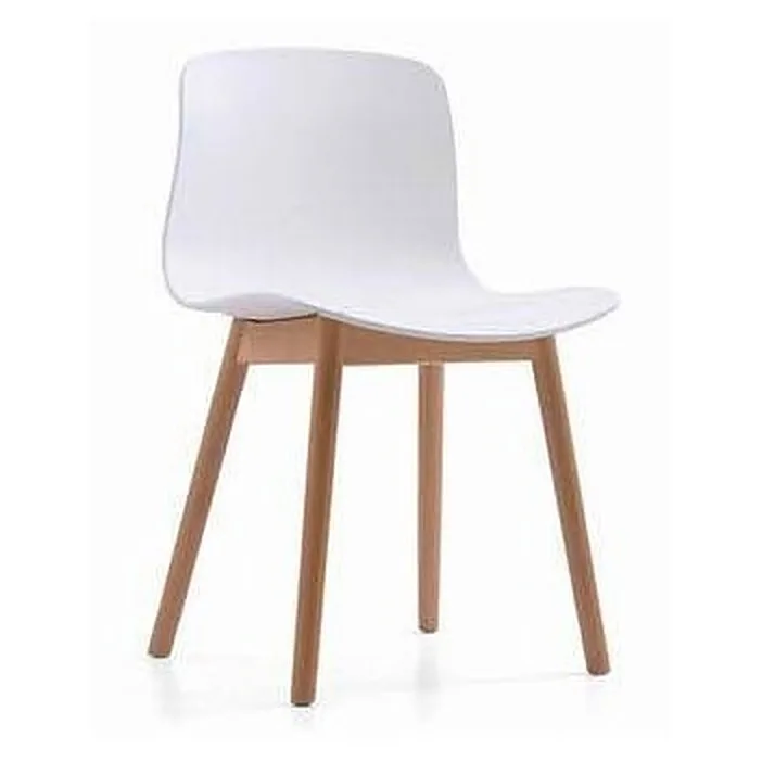 Shell side chair with wooden legs