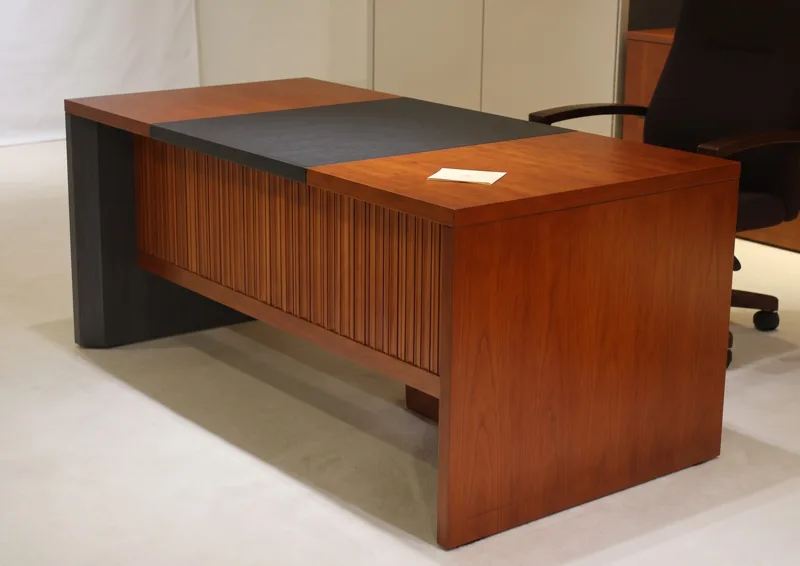 Wood veneer office desk 1.4 m