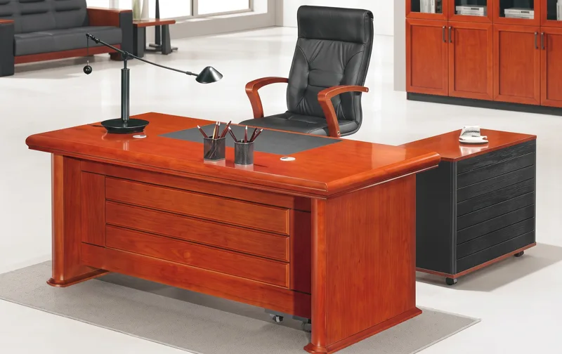 Executive desk 1.6 m with mobile pedestal