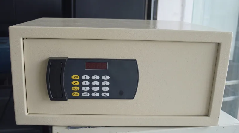 Hotel room safe, electronic