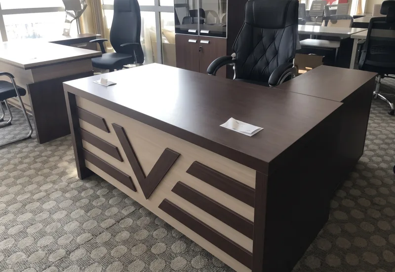 Executive L-desk 1.6 m, chevron front